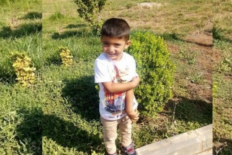 Trakt&ouml;rle geri manevra yapan baba oğlunu ezdi!