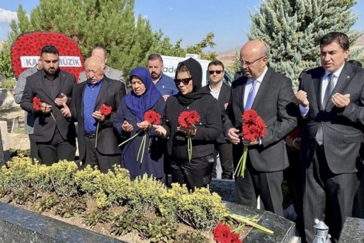 Neşet Ertaş &ouml;l&uuml;m yıl d&ouml;n&uuml;m&uuml;nde mezarı başında anıldı