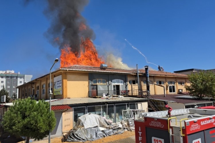 İş merkezinin &ccedil;atısı alev alev yandı