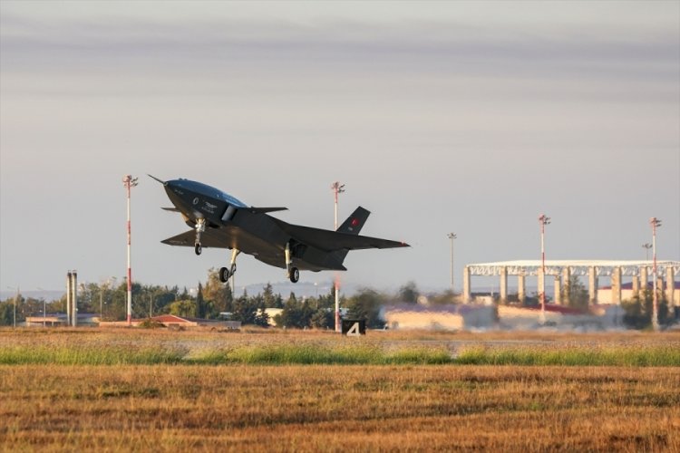 Bayraktar KIZILELMA'nın üretim prototipi ilk uçuş testini başarıyla tamamladı 