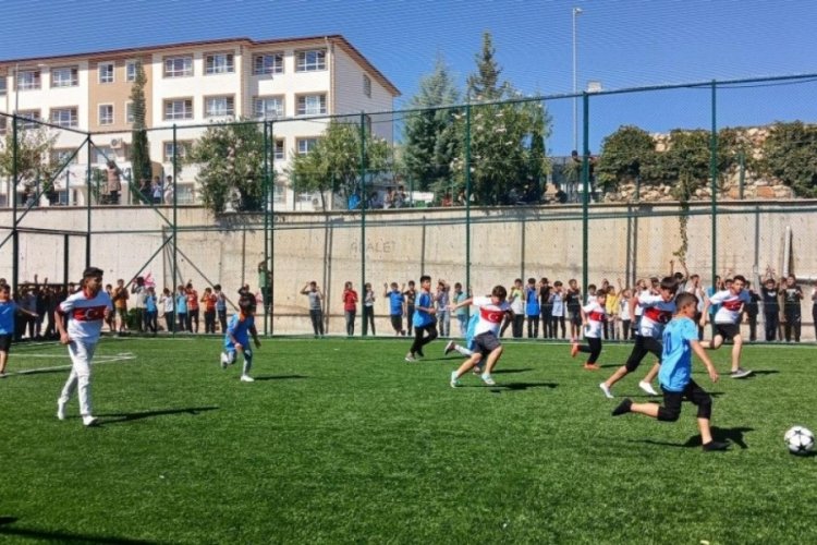 Murat Kurum s&ouml;z verdiği halı sahayı yaptırdı