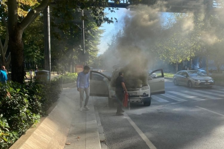 İstanbul'da seyir halindeki bir ara&ccedil;ta yangın &ccedil;ıktı! Anne ve &ccedil;ocuğu son anda kurtuldu