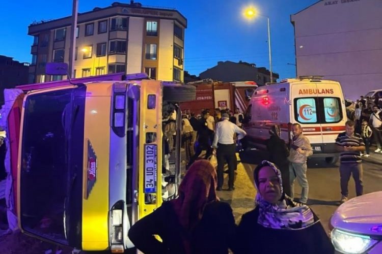 Demir y&uuml;kl&uuml; kamyonet devrildi, 3 &ccedil;ocuk demirlerin altında kaldı