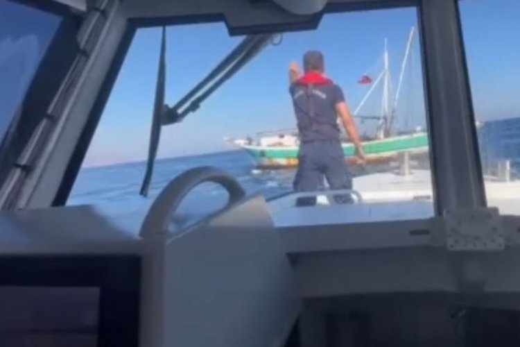 T&uuml;rk balık&ccedil;ı teknesini taciz eden Yunan botuna Sahil G&uuml;venlik'ten m&uuml;dahale