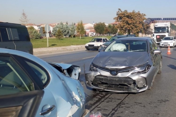 Eskişehir'de 3 aracın karıştığı zincirleme kazada 1 kişi yaralandı