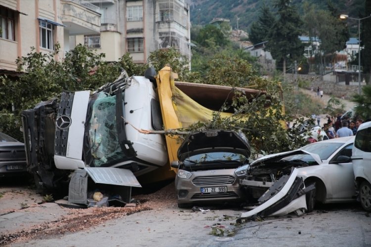 Hatay'daki 9 aracı ezen kamyonet kazasının yeni g&ouml;r&uuml;nt&uuml;leri ortaya &ccedil;ıktı