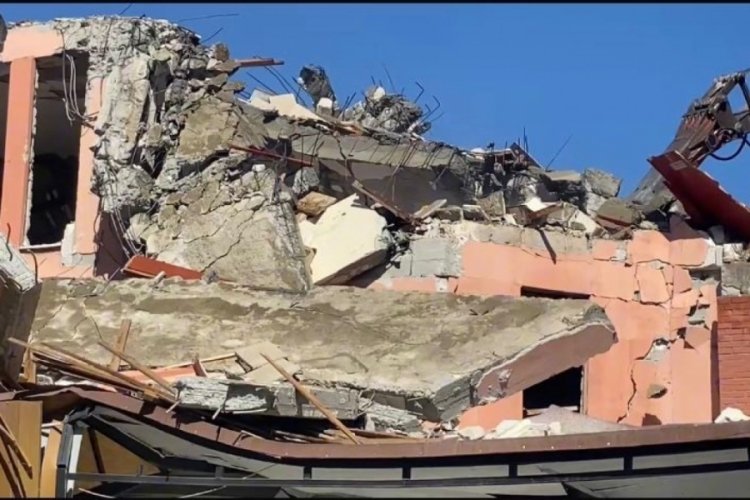 Yıkımı yapılan bina, cami duvarına &ccedil;&ouml;kt&uuml;