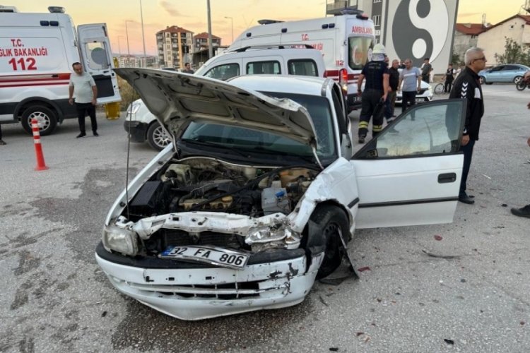 Isparta'da kavşağa kontrols&uuml;z giren otomobiller &ccedil;arpıştı: 6 yaralı