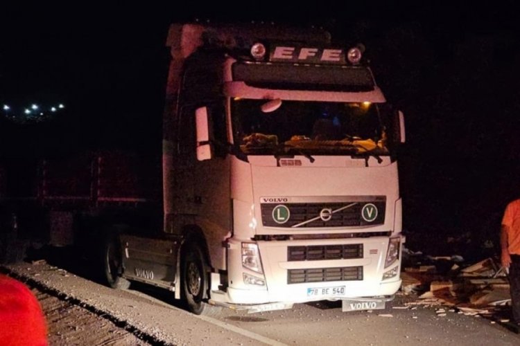 Bandırma'da kontrolden &ccedil;ıkan seramik y&uuml;kl&uuml; tır karşı şeride u&ccedil;tu