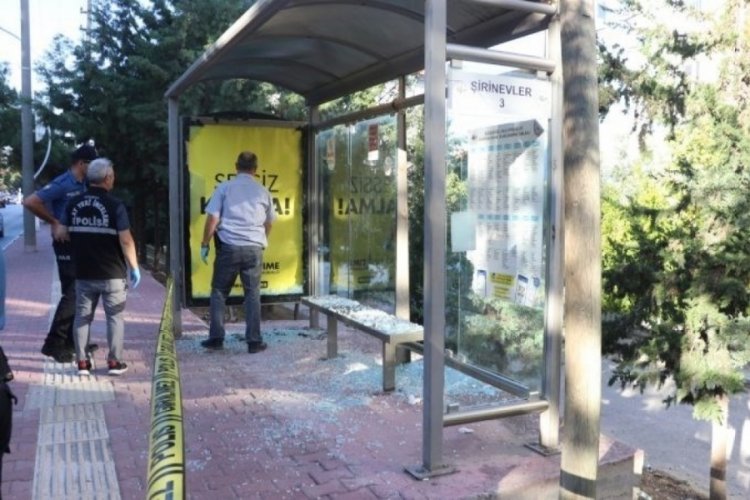 Otob&uuml;s durağında otob&uuml;s bekleyen kadın t&uuml;fekle vuruldu