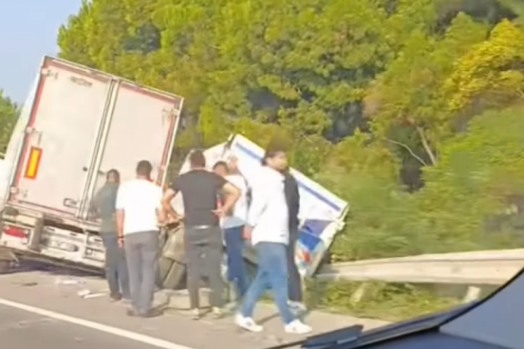 Bursa'da kaza yapan tır ile kamyonet bariyerlere devrildi!