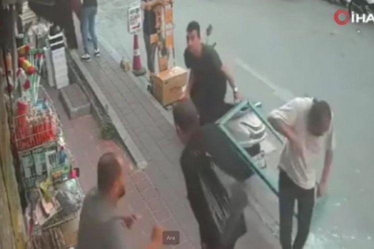 Kaldırımda sohbet ederken &uuml;zerine cam &ccedil;er&ccedil;eve d&uuml;şt&uuml;!
