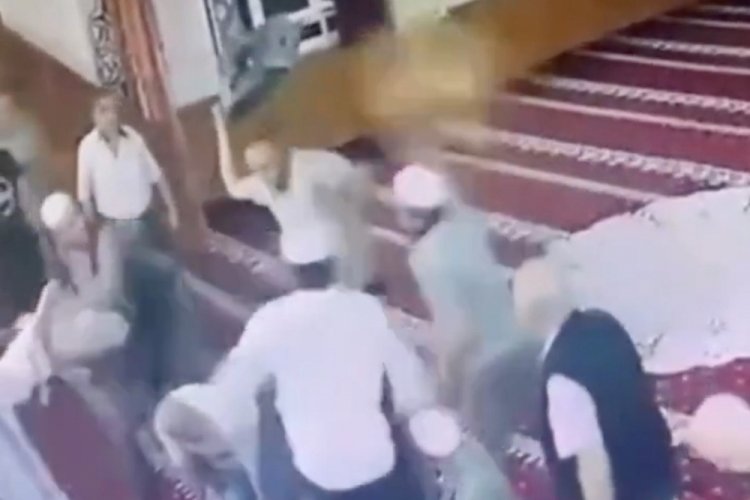 Namaz esnasında imama saldırdı!