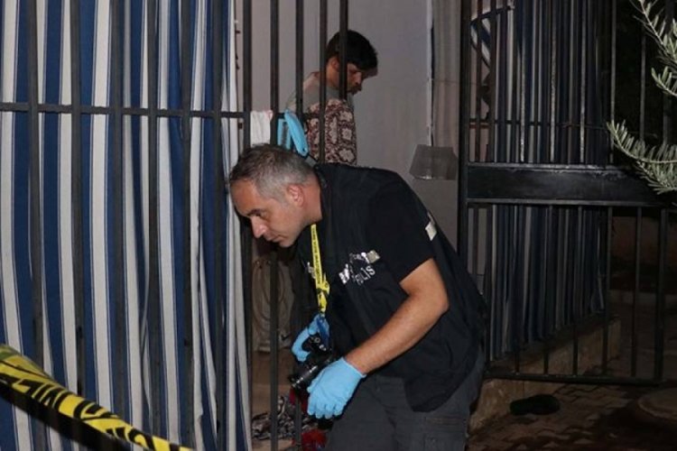Eşi ve &ccedil;ocukları evde olmasına rağmen evi yakmaya &ccedil;alıştı
