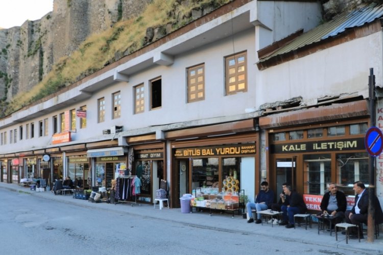 Bitlis'te tarihi doku estetik g&ouml;r&uuml;m&uuml;ne kavuşuyor!