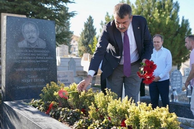 Bakan Tekin'den Neşet Ertaş'ın kabrine ziyaret