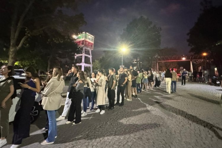 Bursa'da Yalın konseri i&ccedil;in uzun kuyruklar oluştu!