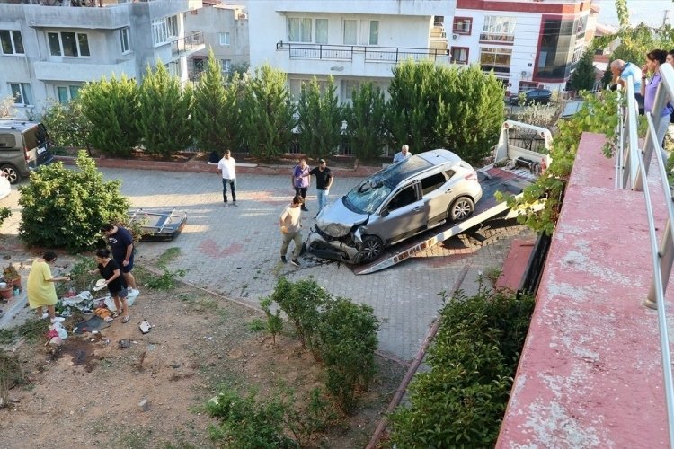 Otomobil 10 metreden apartmanın bah&ccedil;esine d&uuml;şt&uuml;!