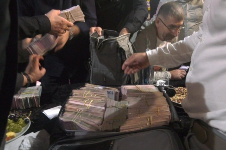 Kocaeli'nde Aşiret d&uuml;ğ&uuml;n&uuml;nde kilolarca altın takıldı!