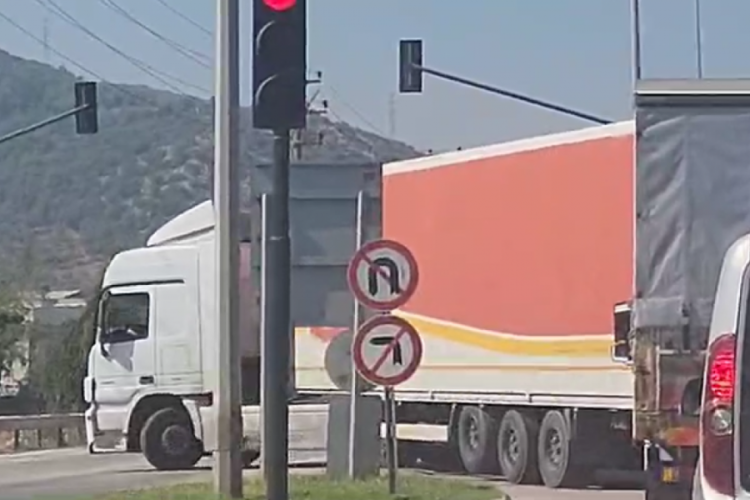Bursa'da TIR şof&ouml;r&uuml; trafikte zor anlar yaşattı!