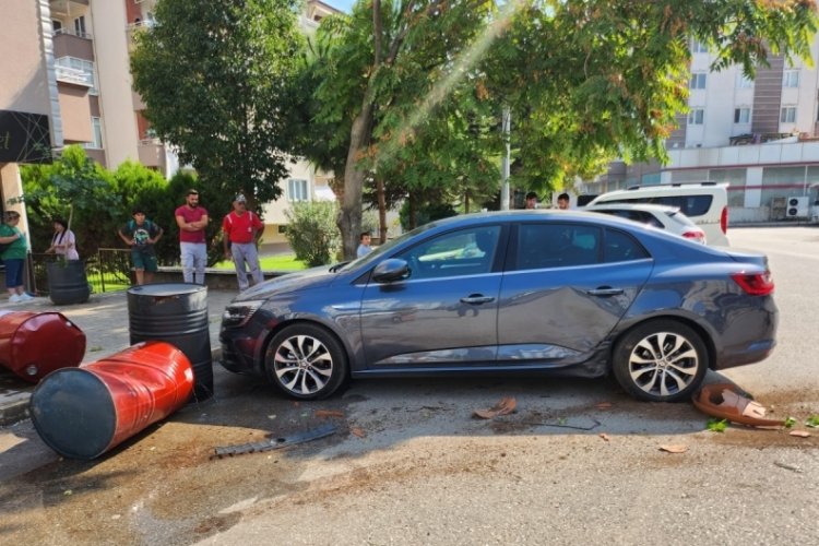 Bursa'da faciadan d&ouml;n&uuml;ld&uuml;! Otomobil ortalığı savaş alanına &ccedil;evirdi