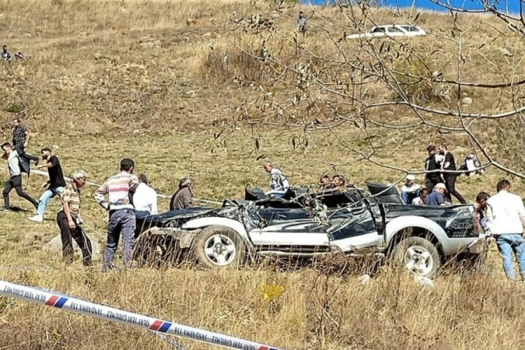 Kamyonet 70 metre yuvarlandı! 2 &ouml;l&uuml;