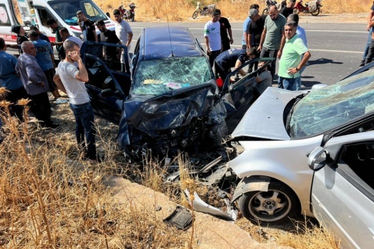 İki otomobil kafa kafaya &ccedil;arpıştı: 11 yaralı!