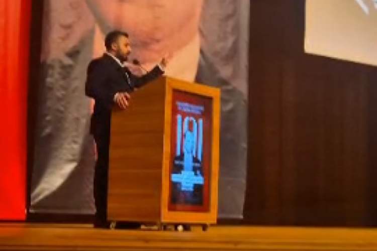 Bursa İl Gen&ccedil;lik Kolları Başkan Adayı Berkcan Bora eski başkana soru y&ouml;neltti!