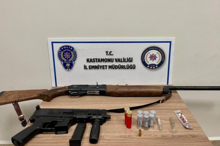 Polisin durdurduğu ara&ccedil;tan "Uzi" &ccedil;ıktı: 2 g&ouml;zaltı