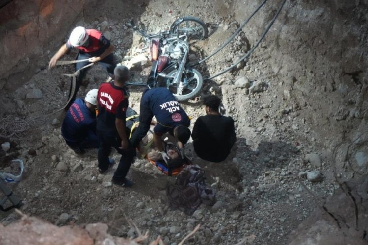 Şanlıurfa'da parkta motosiklet 5 metrelik &ccedil;ukura d&uuml;şt&uuml;