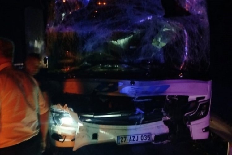 Mersin'de korkutan kaza! Yolcu otob&uuml;s&uuml; tıra &ccedil;arptı