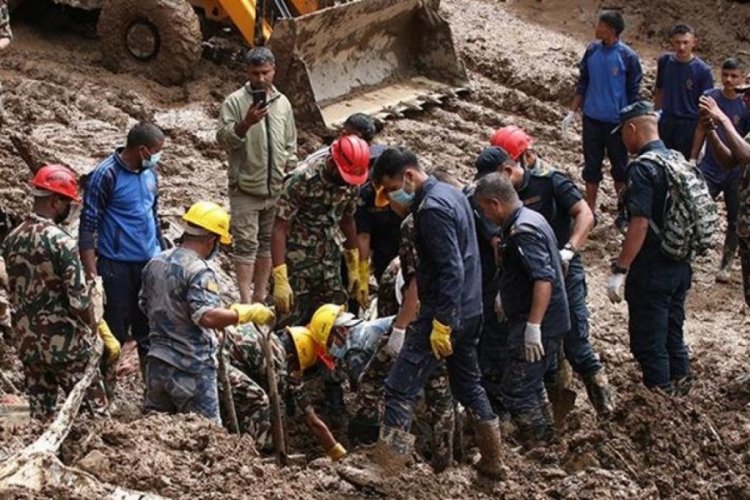 Nepal'des el ve toprak kayması sebebiyle 193 kişi öldü