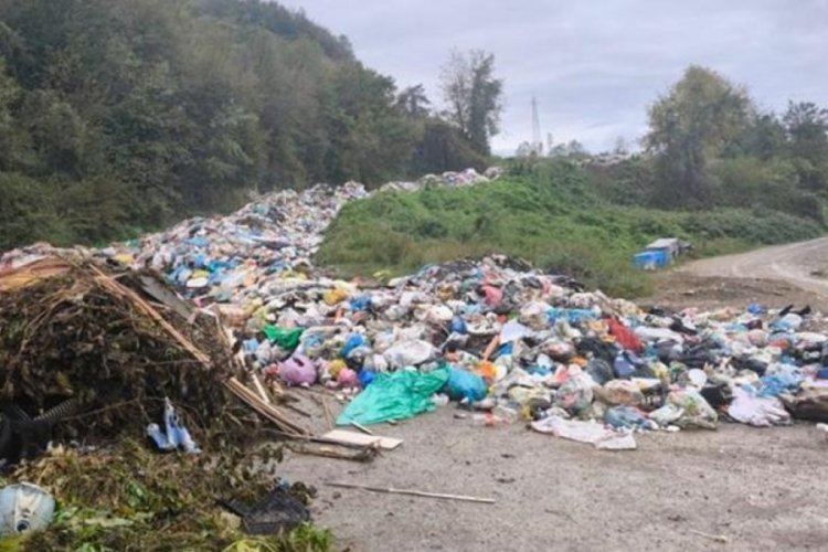 Bartın'da &ccedil;&ouml;p d&ouml;k&uuml;m sahasına giden yola bırakılan &ccedil;&ouml;p yığınları ile ilgili inceleme