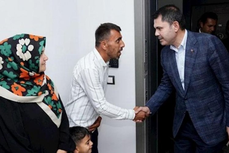 Bakan Kurum 100 bininci konutu teslim alan Damlı ailesine misafir oldu