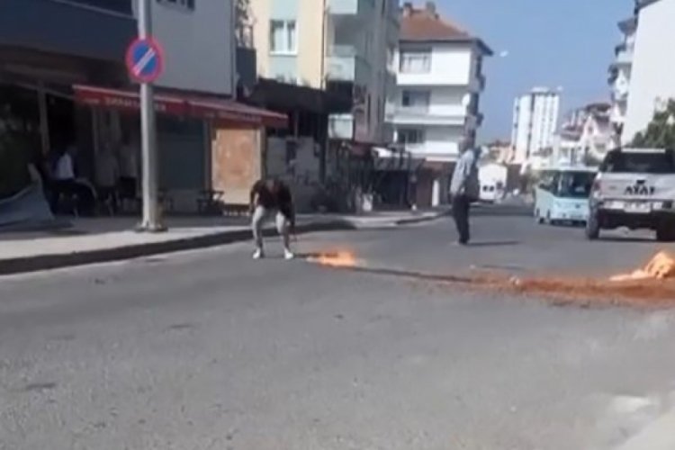 İstediği fiyatı alamayınca &uuml;r&uuml;nlerini sokak ortasında ateşe verdi!