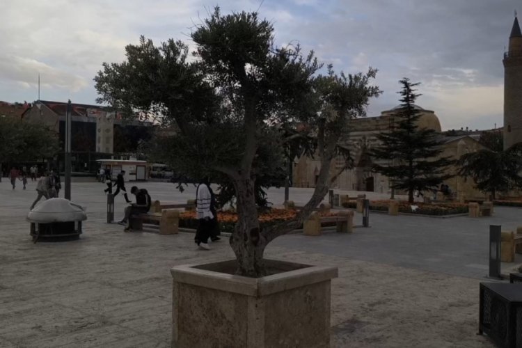 Kırşehir'de şiddetli r&uuml;zgar nedeniyle sokaklar boşaldı