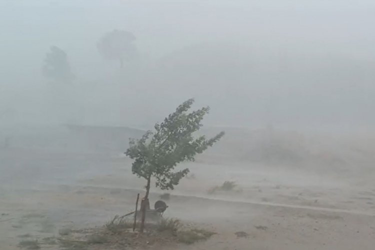 Antalya'da &ccedil;ıkan hortum ev ve seralara zarar verdi
