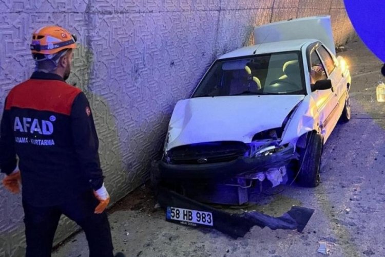 &Ouml;nce yolcu otob&uuml;s&uuml;ne ardından istinat duvarına &ccedil;arptı: 5 yaralı