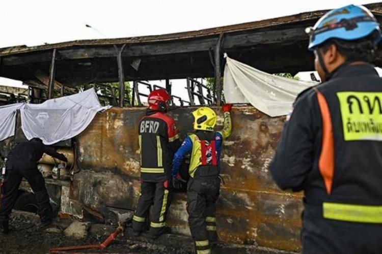 Kaza yapan otobüs yandı, 20'den fazla ilkokul öğrencisi hayatını kaybetti