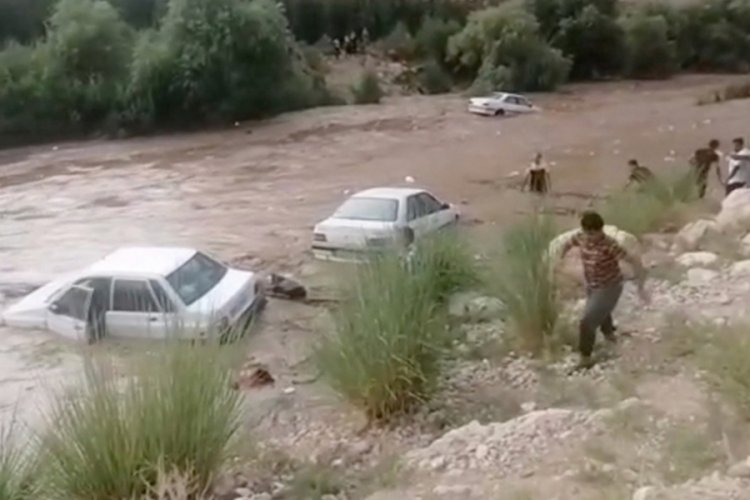 İran'da nehir taştı! 15 kişi hayatını kaybetti