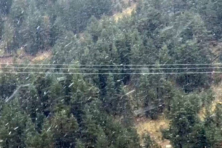 Bolu'ya yılın ilk kar d&uuml;şt&uuml;:Hayatı fel&ccedil; etti!