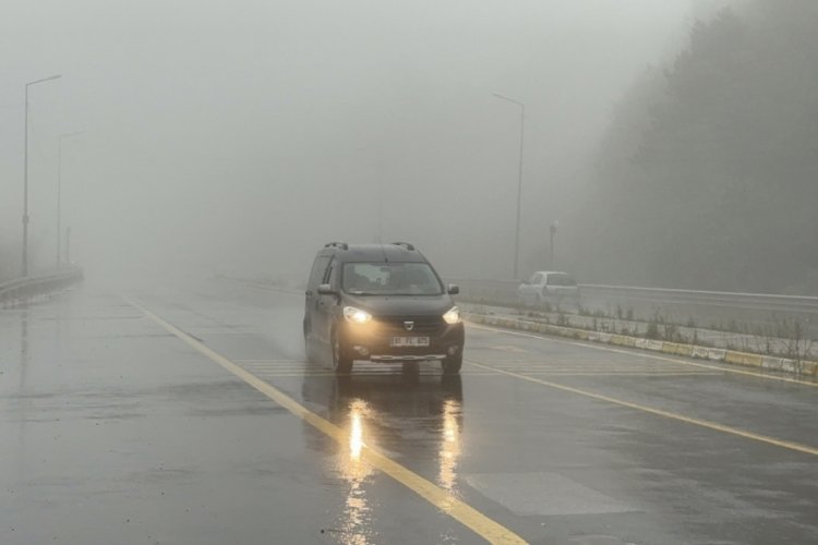 Bolu'da yoğun sis sürücülere zor anlar yaşattı!