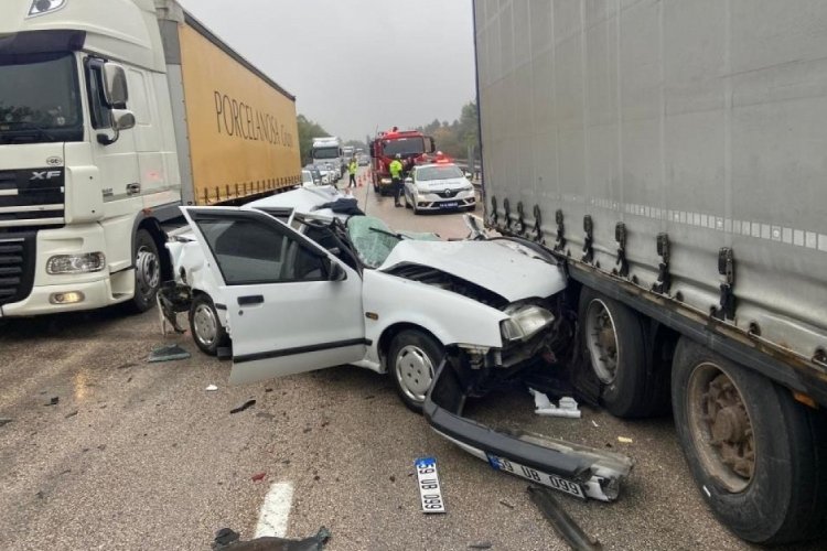 Bolu'da tıra &ccedil;arpan otomobil hurdaya d&ouml;nd&uuml;