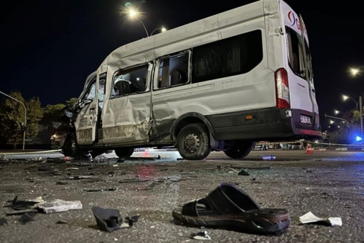Gaziantep'te tır iş&ccedil;i servisine &ccedil;arptı: 3'&uuml; ağır 13 yaralı