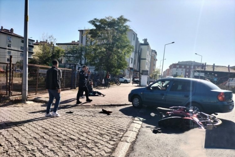 Tekirdağ'da korkutan kaza! Otomobil ile motosiklet &ccedil;arpıştı