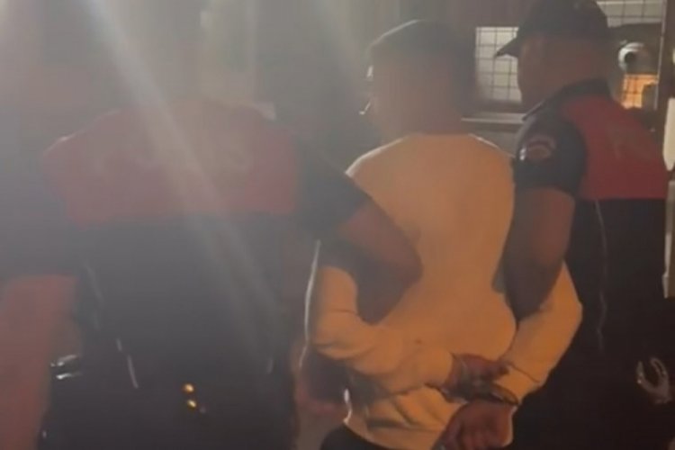 Cinayet ş&uuml;phelisi, polis uygulamasında yakayı ele verdi