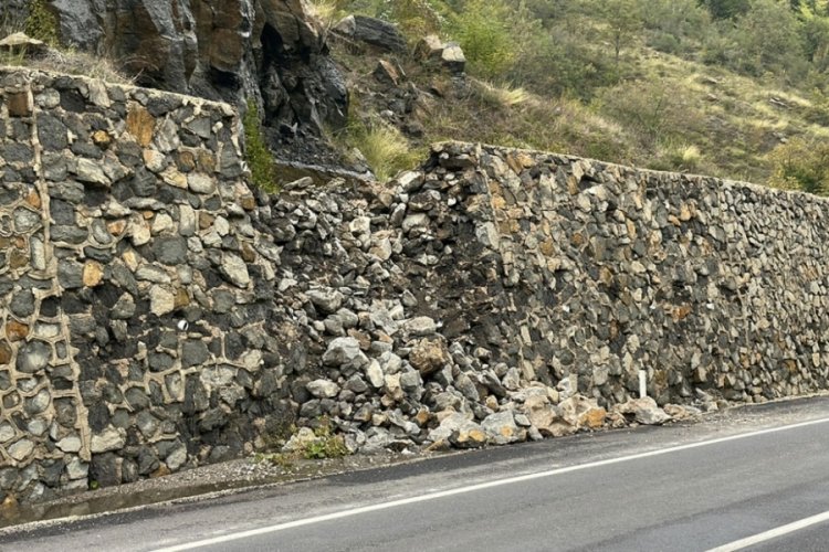 Zonguldak'taki yoğun yağış istinat duvarını yıktı!