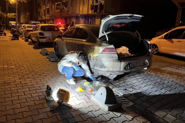 İstanbul'da park halindeki aracı kundaklamaya &ccedil;alıştılar