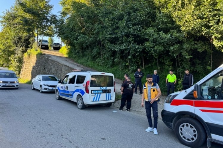 Babasını bı&ccedil;akla &ouml;ld&uuml;rd&uuml;, annesini yaraladı