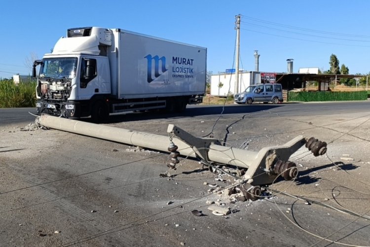 Lojistik kamyonunun &ccedil;arptığı beton direk devrildi